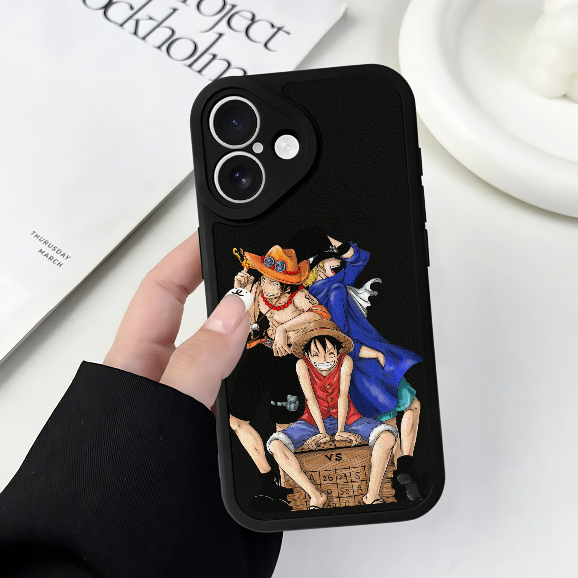 （画像用） ワンピース モンキー・D・ルフィ ONE PIECE Monkey D. Luffy 【iPhone 16シリーズ対応】シリコンスマホケース（レザー調） 材質：シリコン